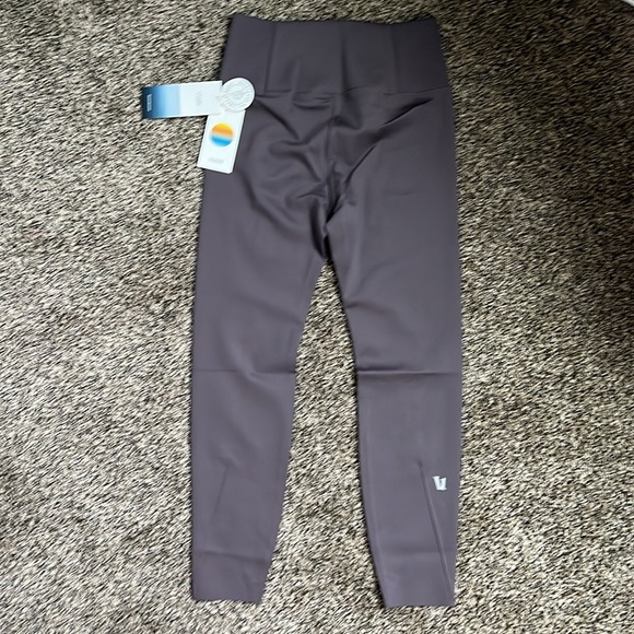 Vuori Women’s Evolve Plum Legging, NWT - Picture 6 of 8